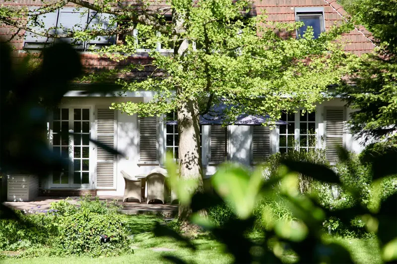 Kanzleigebäude von DEUTSCH.LEGAL in Karlsruhe mit Garten im Grünen