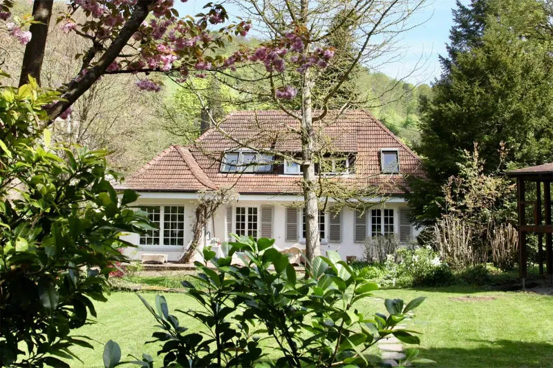 Kanzleigebäude von DEUTSCH.LEGAL in Karlsruhe mit Garten